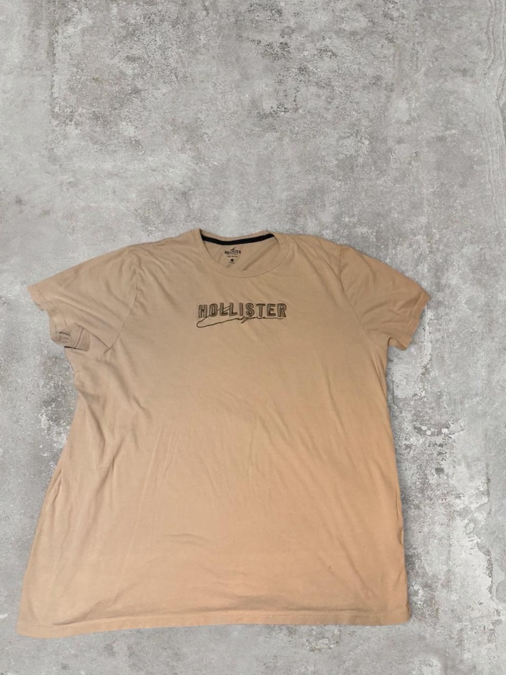 Hollister Men's Beige Logo Short Sleeve Tee